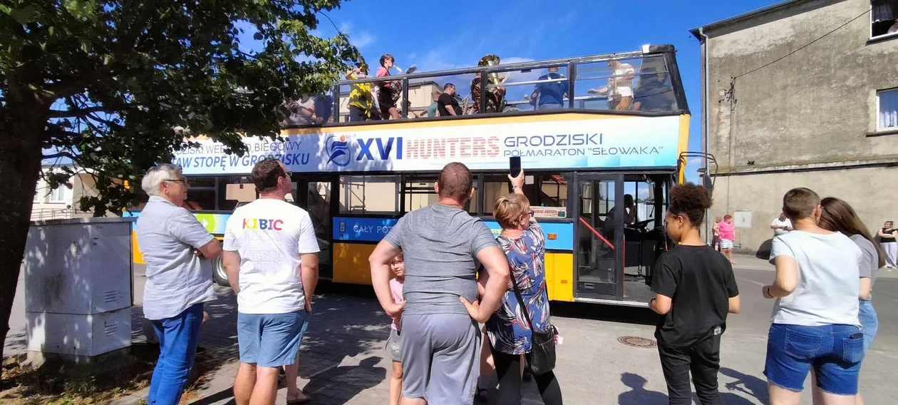 Autobus z orkiestrą dętą na pokładzie odwiedził kilkanaście miejscowości gminy Dobrzyca - Zdjęcie główne