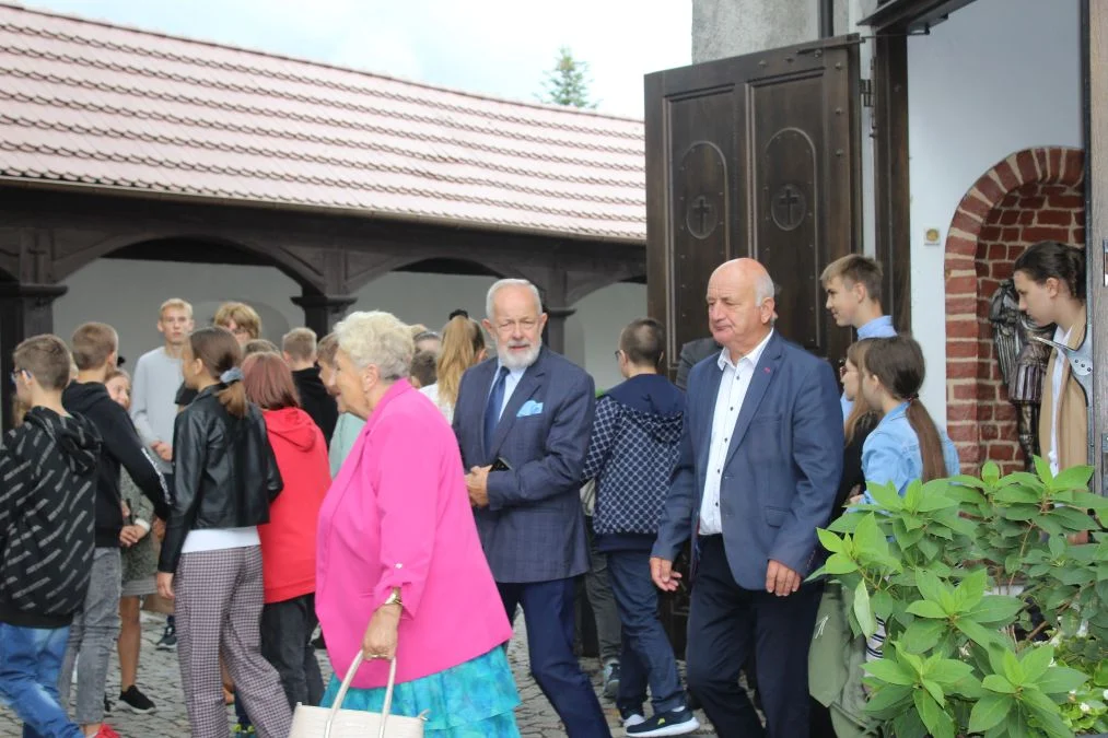 Jarocin. Odsłonięcie tablicy poświęconej kolporterom gazety konspiracyjnej "Dla Ciebie, Polsko" i koncert patriotyczny w JOK-u