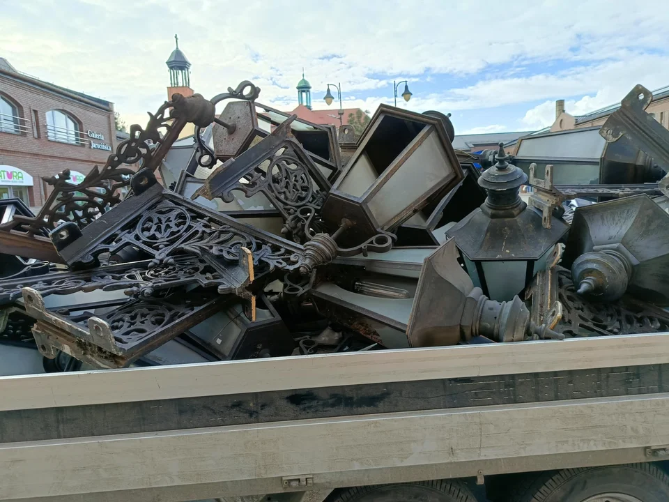Stylowe latarnie zniknęły z centrum miasta. Burmistrz nie kryje oburzenia
