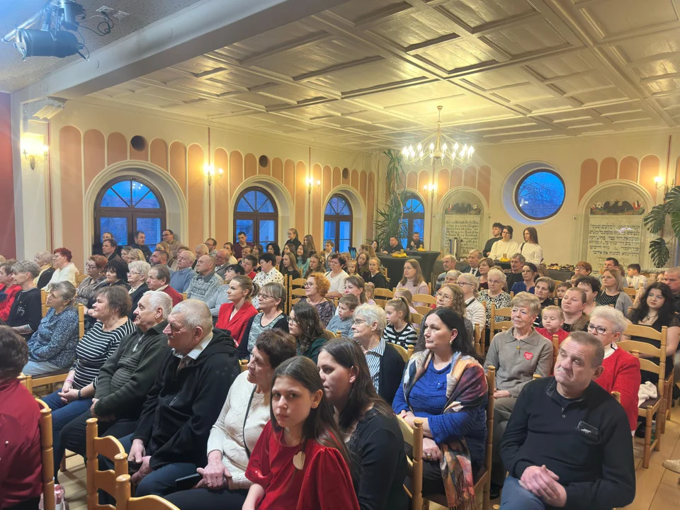 Wnuki pochwaliły się talentami, a dziadkowie świętowali! - Zdjęcie główne