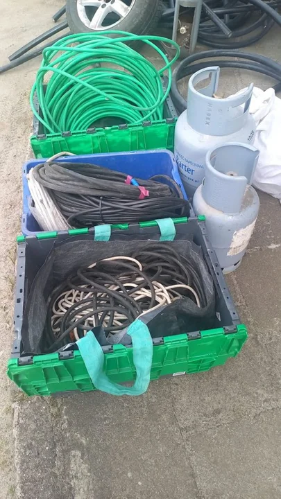 Policjanci ze Swarzędza zatrzymali trzech mężczyzn podejrzanych o serię kradzieży i włamań