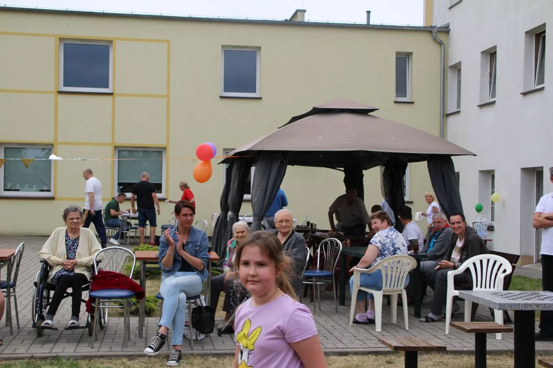 Przedszkolaki integrowały się z seniorami. Festyn na ulicy Zacisznej w Jarocinie