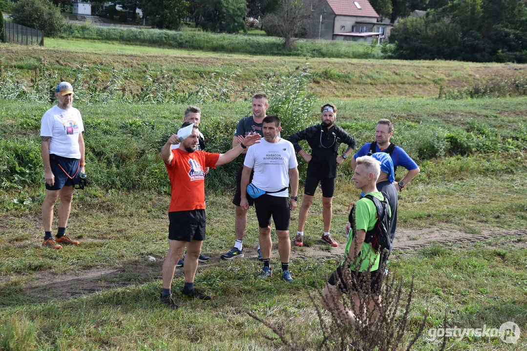 Historyczny bieg Fundacji Fabryka Pomysłów. Zwiedzają osady i kurhany w gm. Gostyń