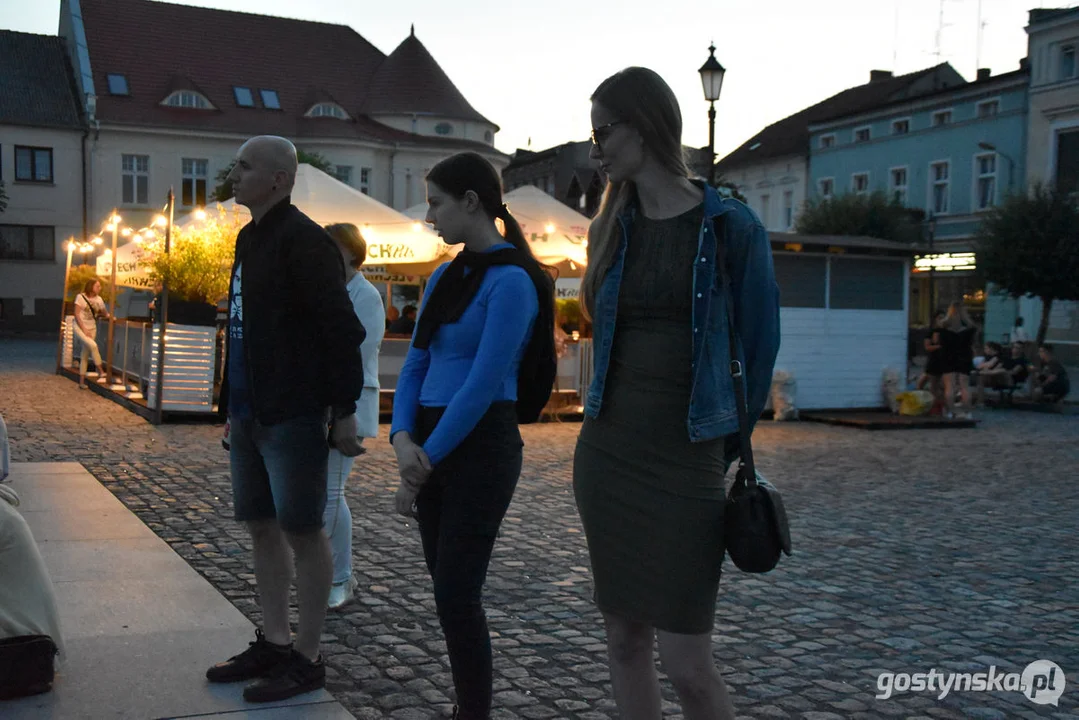 Spektakl teatralny na gostyńskim rynku