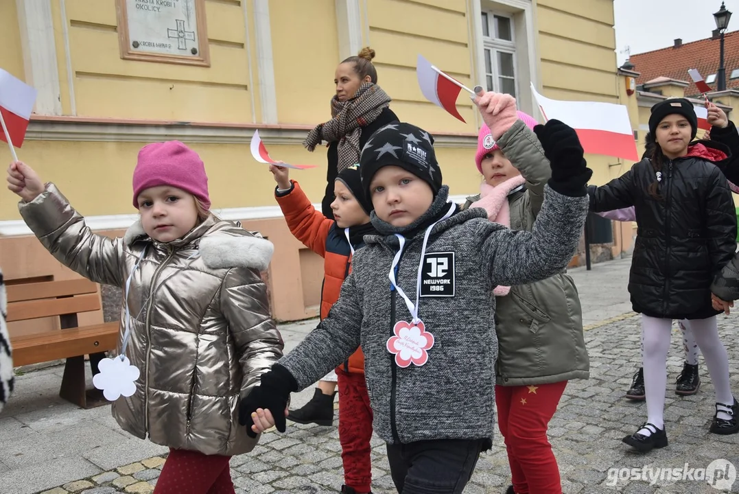 Przemarsz z flagami przedszkolaków z Przedszkola Samorządowego "Pod Świerkami" w Krobi