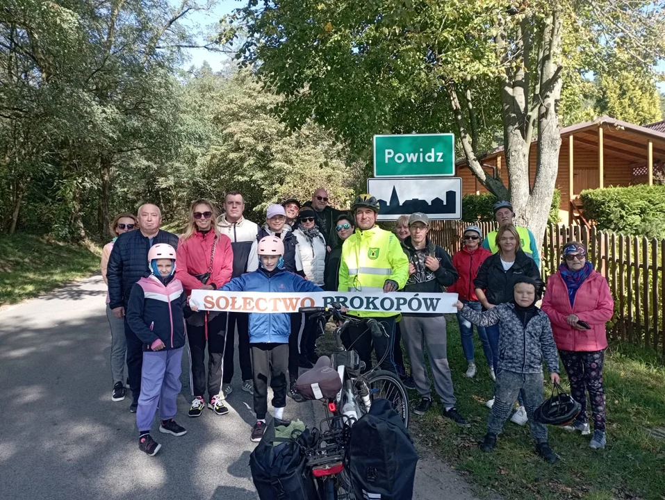 Mieszkańcy Prokopowa objechali rowerami jezioro Powidzkie [ZDJĘCIA] - Zdjęcie główne