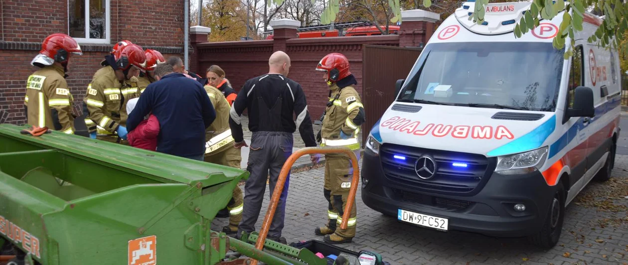 Wypadek na polu. Siewnik uszkodził kobiecie dłoń