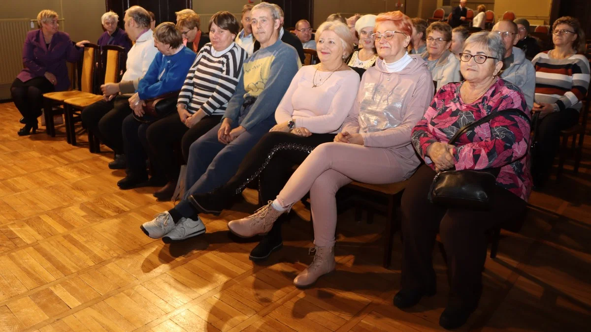 Gminny Dzień Osób z Niepełnosprawnościami. Były życzenia, spektakl i upominek [ZDJĘCIA] - Zdjęcie główne