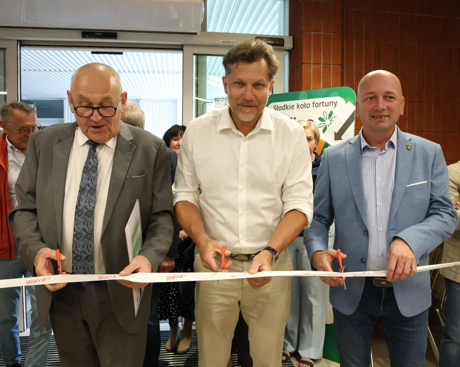 Huczne otwarcie nowego marketu w powiecie pleszewskim. Wstęgę przecinał prezydent i wójt