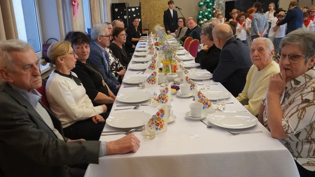 Dzień Babci i Dzień Dziadka w Tomicach. Występy, prezenty i życzenia [ZDJĘCIA] - Zdjęcie główne