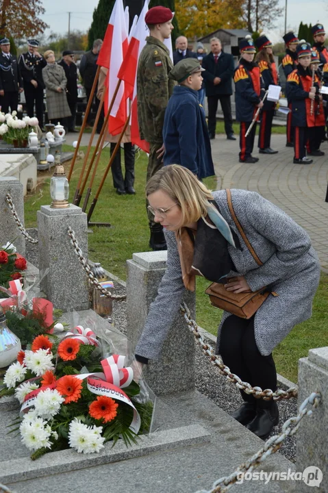 Przemarsz i uroczystości na cmentarzu w dniu 11 listopada w Krobi