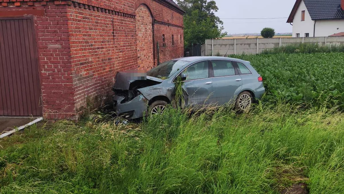 Zderzenie w Strzelcach Wielkich. Fiat przeleciał przez pole buraków i uderzył w budynek - Zdjęcie główne