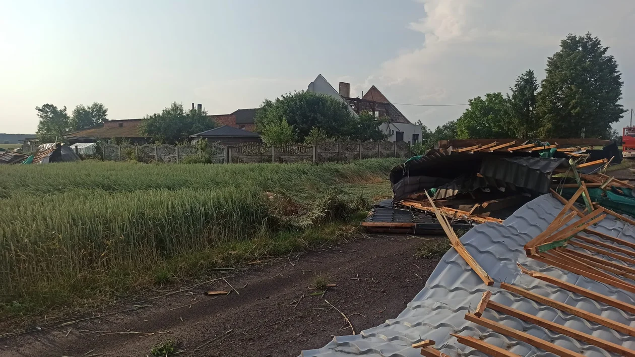 Nawałnica zerwała dach. Wichura w sąsiednim powiecie pleszewskim. [ZDJĘCIA] - Zdjęcie główne