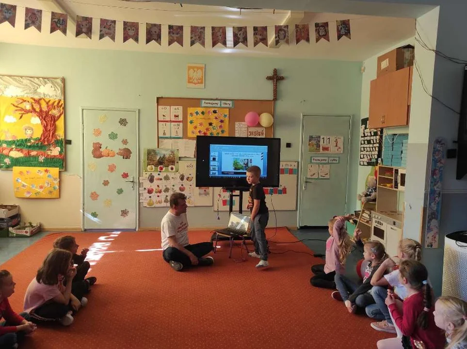Kolejarze odwiedzili przedszkolaków z Mieszkowa