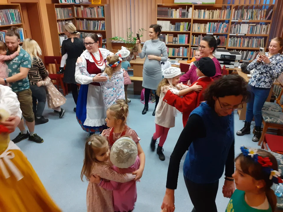 Pokoleniowy Dzień Kobiet w Pakosławiu. Biblioteka zaprosiła na warsztaty z tradycją - Zdjęcie główne
