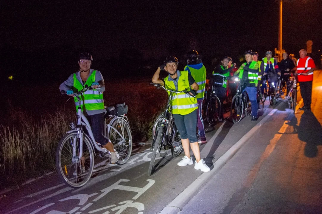 Prawie 30 kilometrów nocnej jazdy. Rajd z RoweLOVE Jarocin [ZDJĘCIA] - Zdjęcie główne