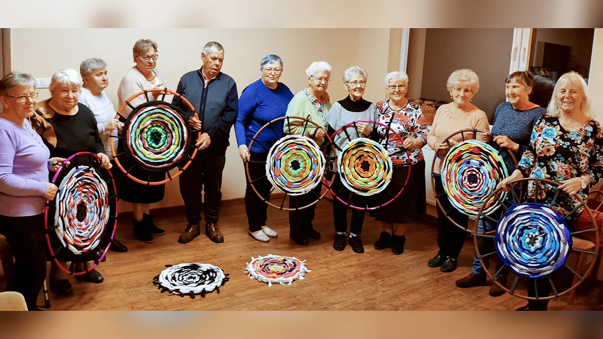 Koszulki na hula-hop. Seniorzy z Borku Wlkp. bombardowali włóczką. W mieście będzie, jak w bajce - Zdjęcie główne