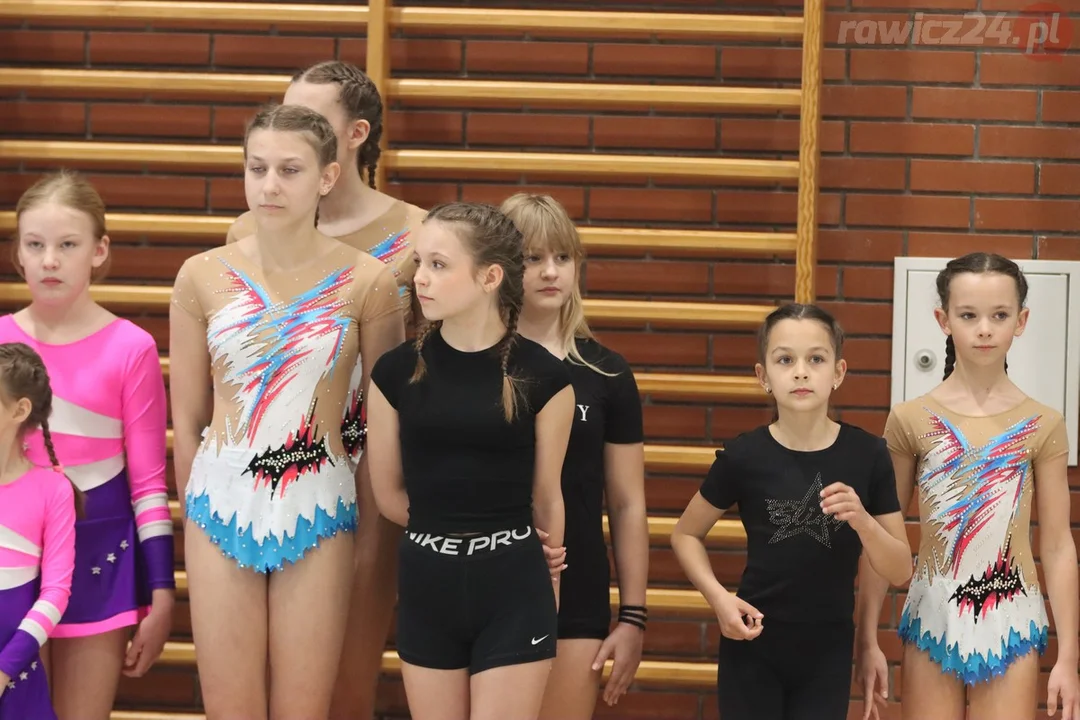 Impreza akrobatyczna w hali liceum w Rawiczu