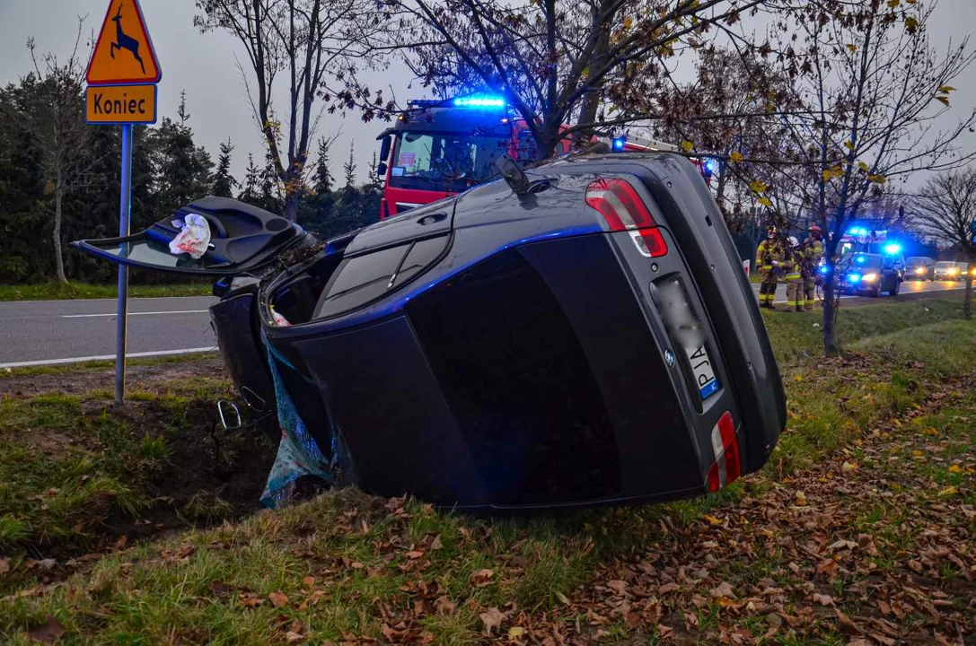 Auto wypadło z drogi w Bachorzewie. Są ranni - Zdjęcie główne