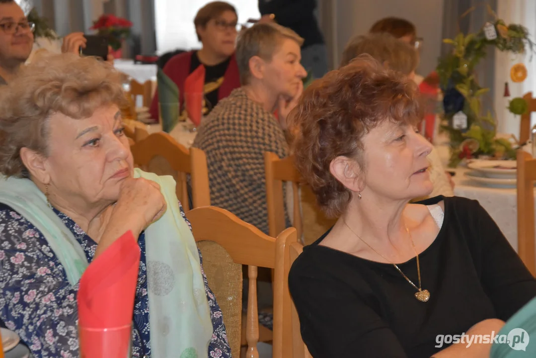 Jasełka bożonarodzeniowe  ze świątecznymi życzeniami w ŚDS w Gostyniu