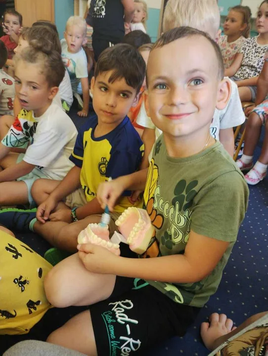 Dzieci z przedszkola w Mieszkowie spotkały się z dentystą