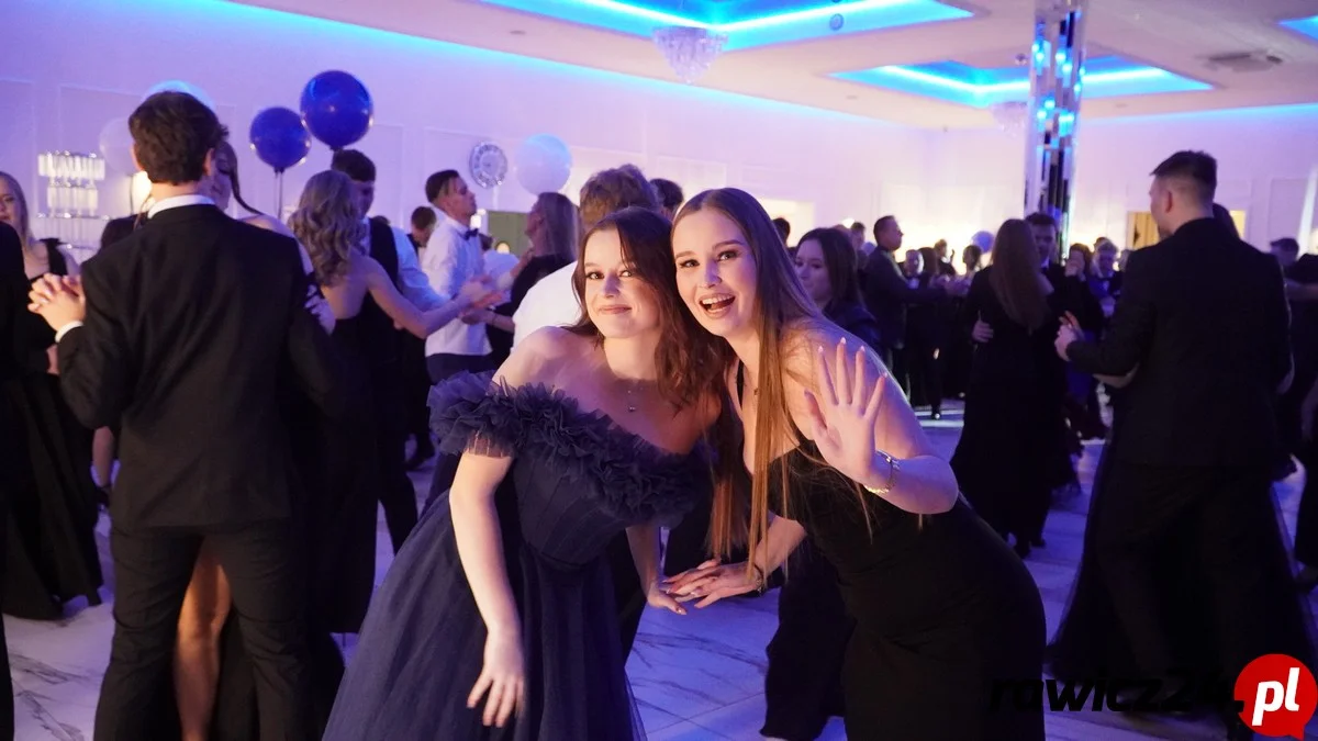 „Poloneza czas zacząć!”: Wyjątkowa studniówka maturzystów ZSZ w Rawiczu - Zdjęcie główne