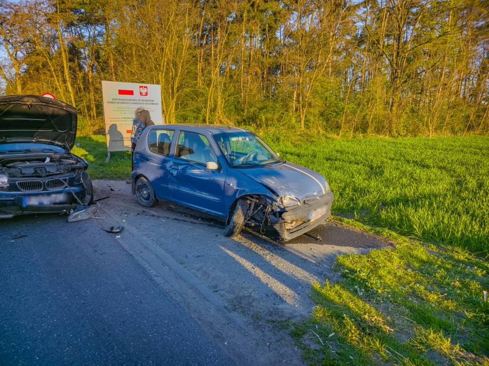 Młody kierowca BMW wjechał w Fiata Seicento