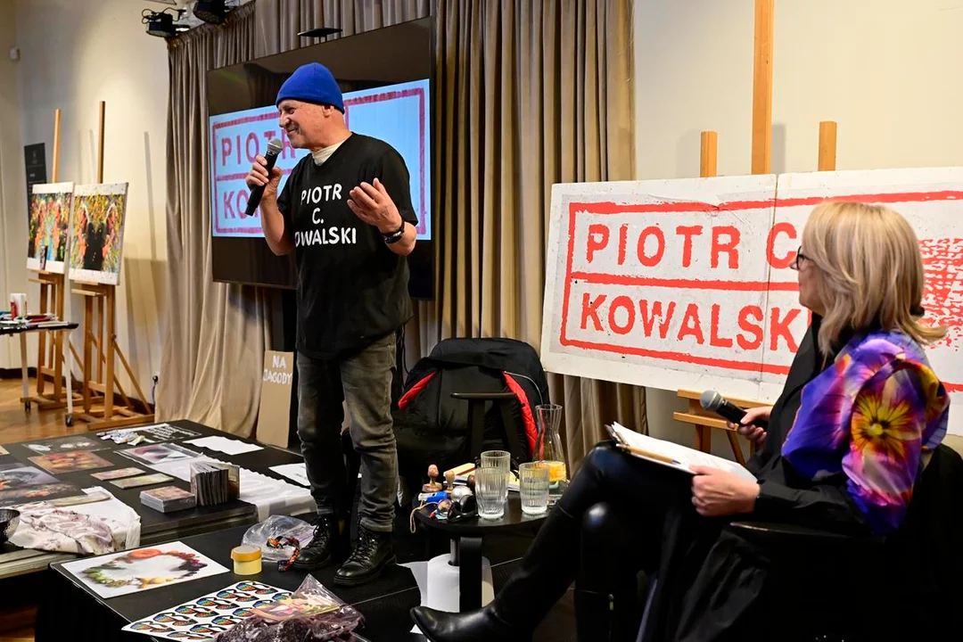 Spotkanie z artystą malarzem, performerem Piotrem C. Kowalski w Muzeum Regionalnym w Jarocinie