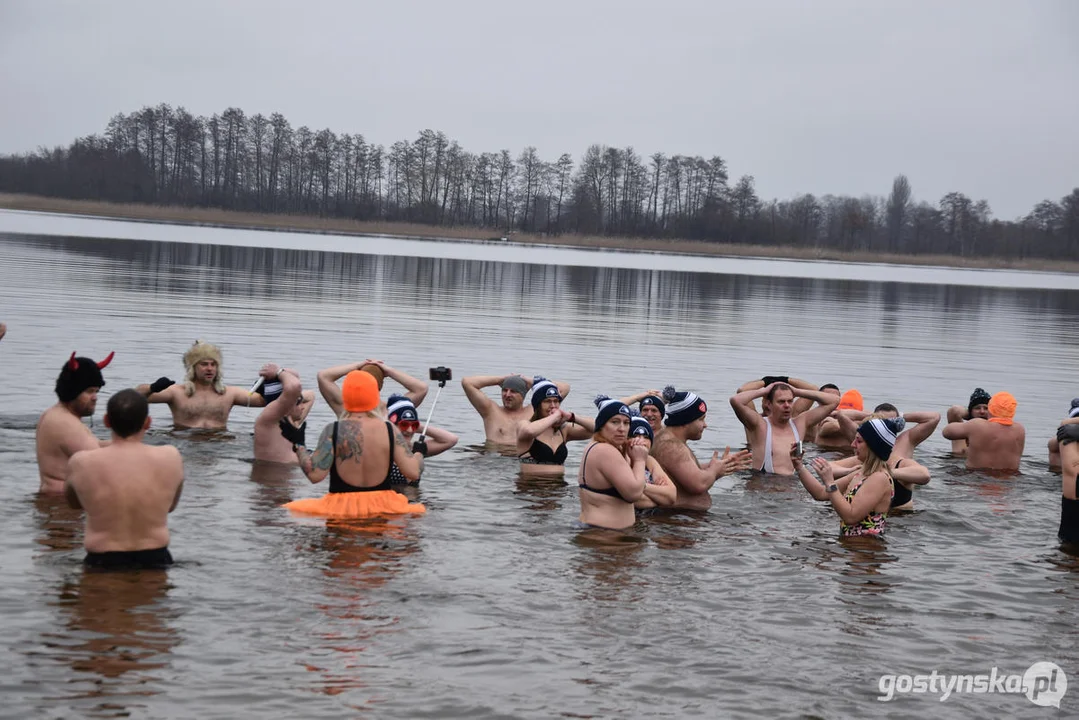 Klub Morsów "Niedźwiedź" Gostyń zorganizował dla WOŚP piknik na plaży jeziora cichowskiego