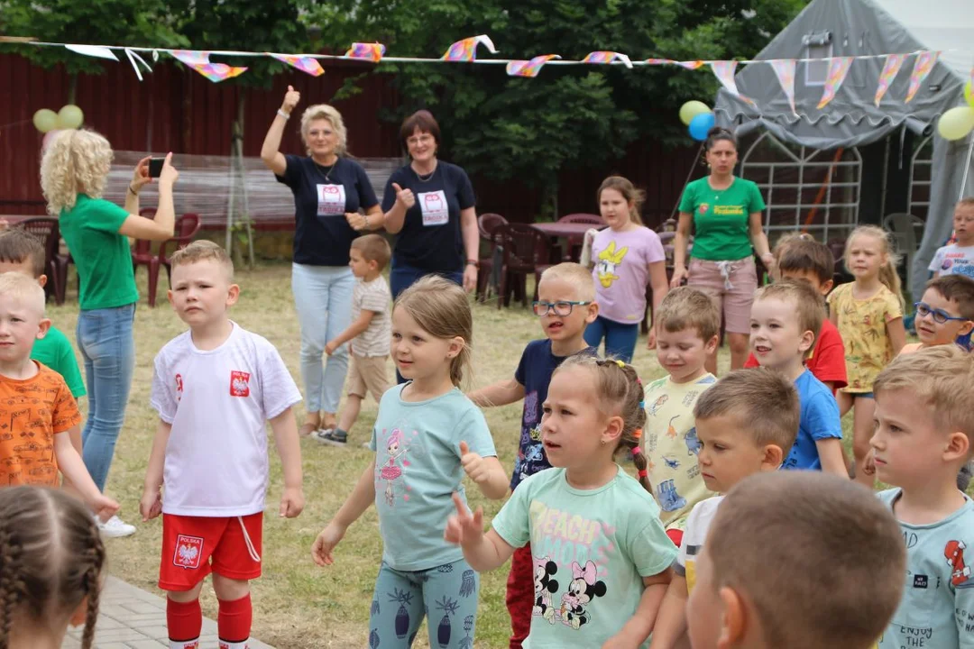 Przedszkolaki integrowały się z seniorami. Festyn na ulicy Zacisznej w Jarocinie