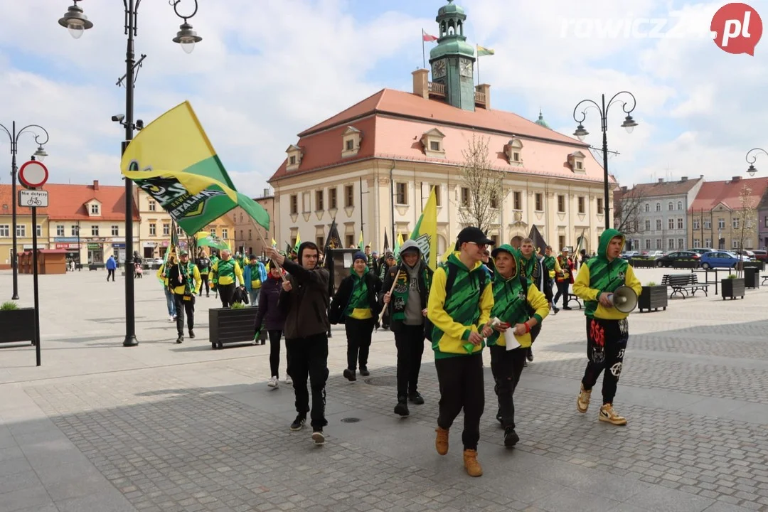 Kibice Kolejarza przeszli ulicami miasta.