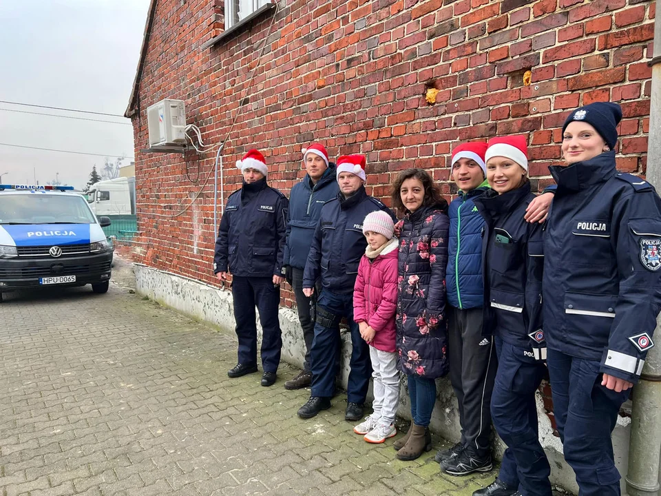 Policjanci z Gostynia zamienili się w Świętych Mikołajów