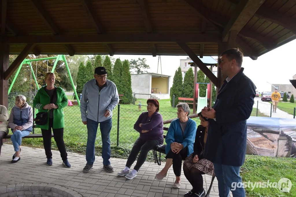 Poseł KO Grzegorz Rusiecki z mieszkańcami Dąbrówki i Grodnicy