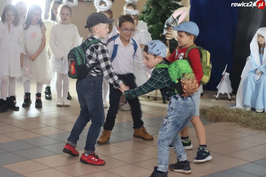 Jasełka, życzenia i poczęstunek w szkole w Sierakowie