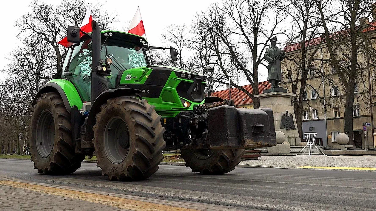 Protest rolników. 130 ciągników przejechało przez Rawicz