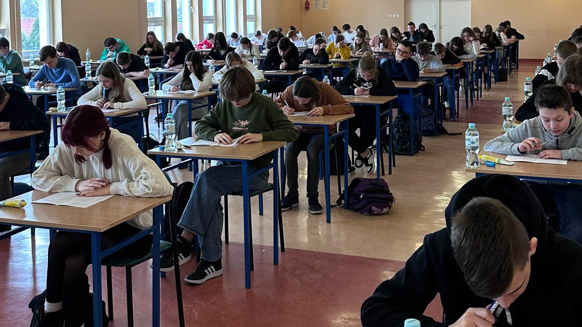 Na ten test bardzo czekali. 70 uczniów z powiatu gostyńskiego na konkursie języków obcych  - Zdjęcie główne