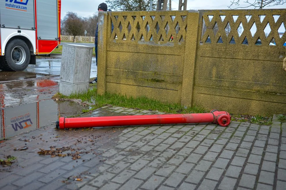 Kolizja samochodu z hydrantem w Witaszycach