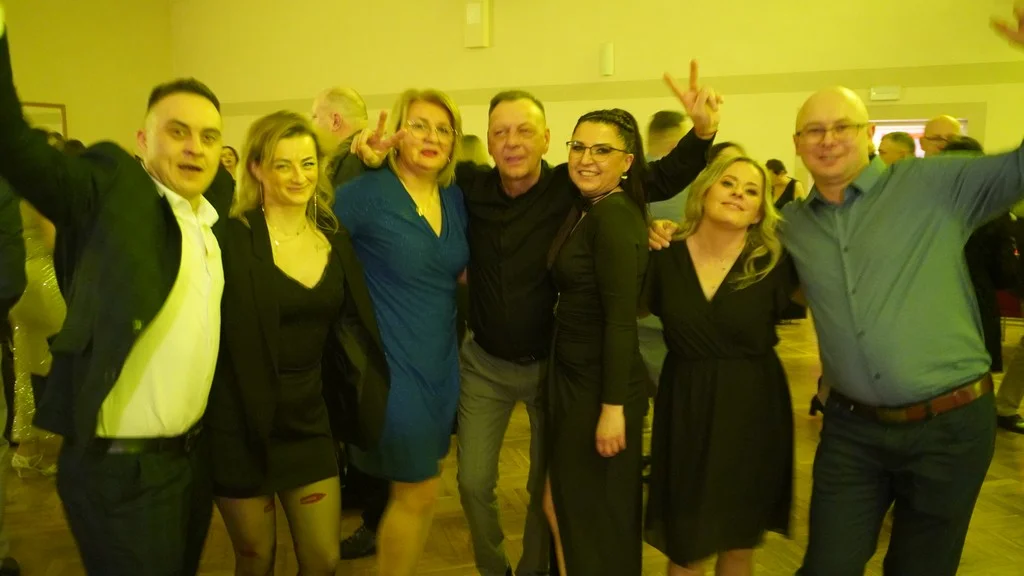 To był wspaniały bal walentynkowy! Sala wypełniona była po brzegi, a goście bawili się w rytm największych hitów [ZDJĘCIA] - Zdjęcie główne