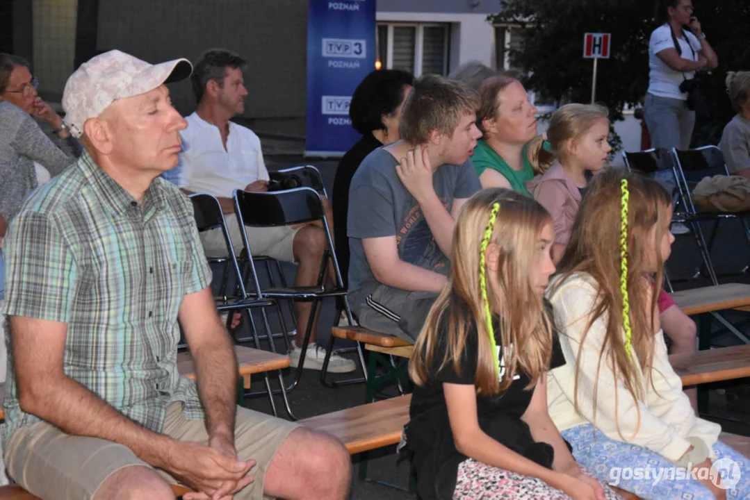 Plenerowy teatr w Piaskach. Niezapomniane przeżycia przy „Zapomnianej historii”, udana zabawa w „Polowanie na motyle”