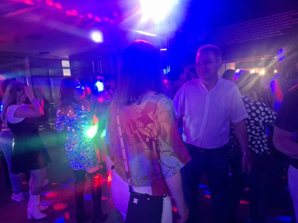 Przebrania, znane hity i znakomita zabawa - w JOK-u odbywa się „Dyskoteka jak za dawnych lat” [ZDJĘCIA]