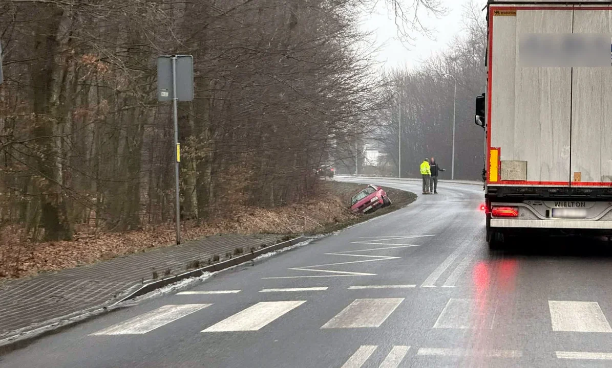 Kolizje, zablokowane przejazdy, odwołane autobusy. Trudna sytuacja na drogach w powiecie jarocińskim - Zdjęcie główne