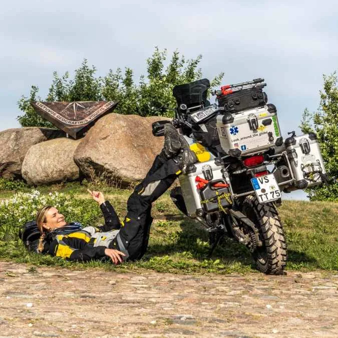 Marta jest motocyklistką, która już teraz podróżuje sama