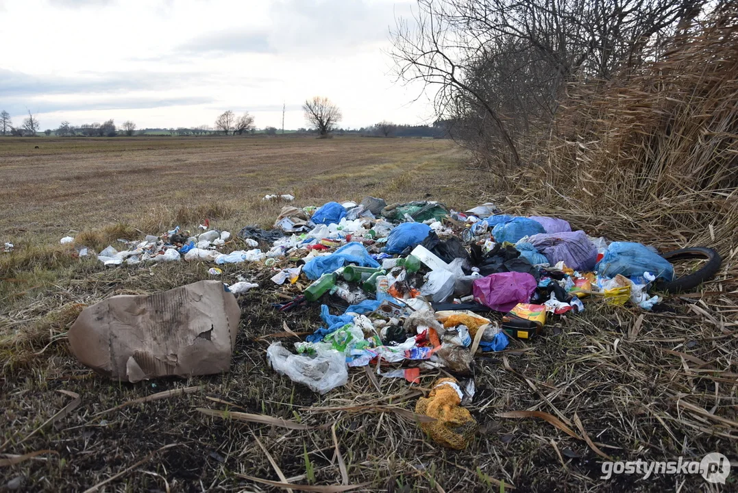 Wyrzucone śmieci przy drodze Chumiętki-Żytowiecko