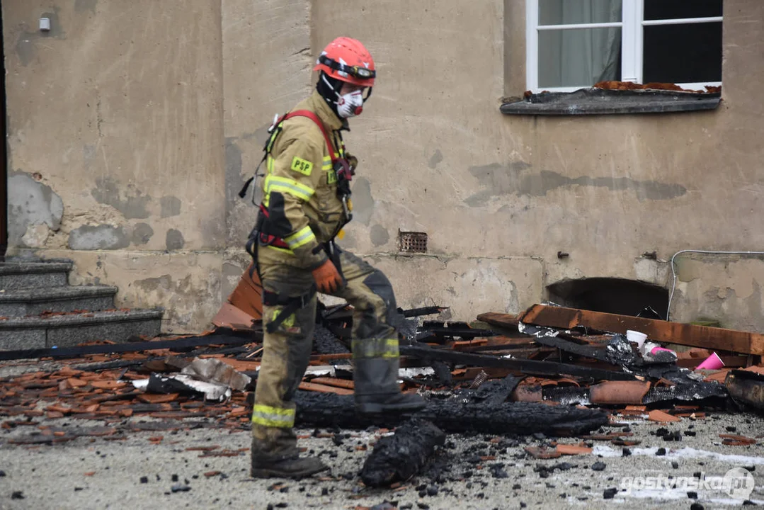 Pożar pałacu w Pępowie. Straż pożarna porządkuje pogorzelisko