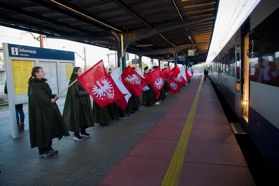 Harcerze werblem i dzwonkiem "budzili śpiących" na dworcu w Jarocinie