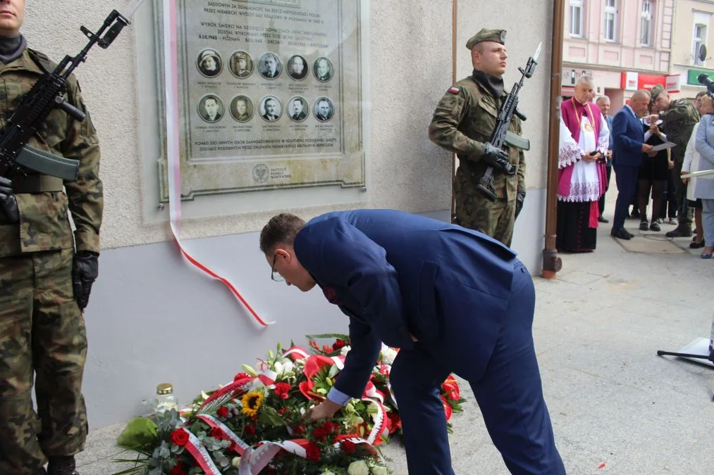 Jarocin. Odsłonięcie tablicy poświęconej kolporterom gazety konspiracyjnej "Dla Ciebie, Polsko" i koncert patriotyczny w JOK-u