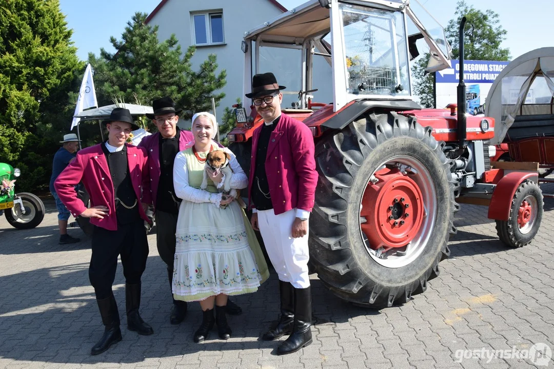 Parada zabytkowych pojazdów na dożynkach powiatowych na Świętej Górze 2025