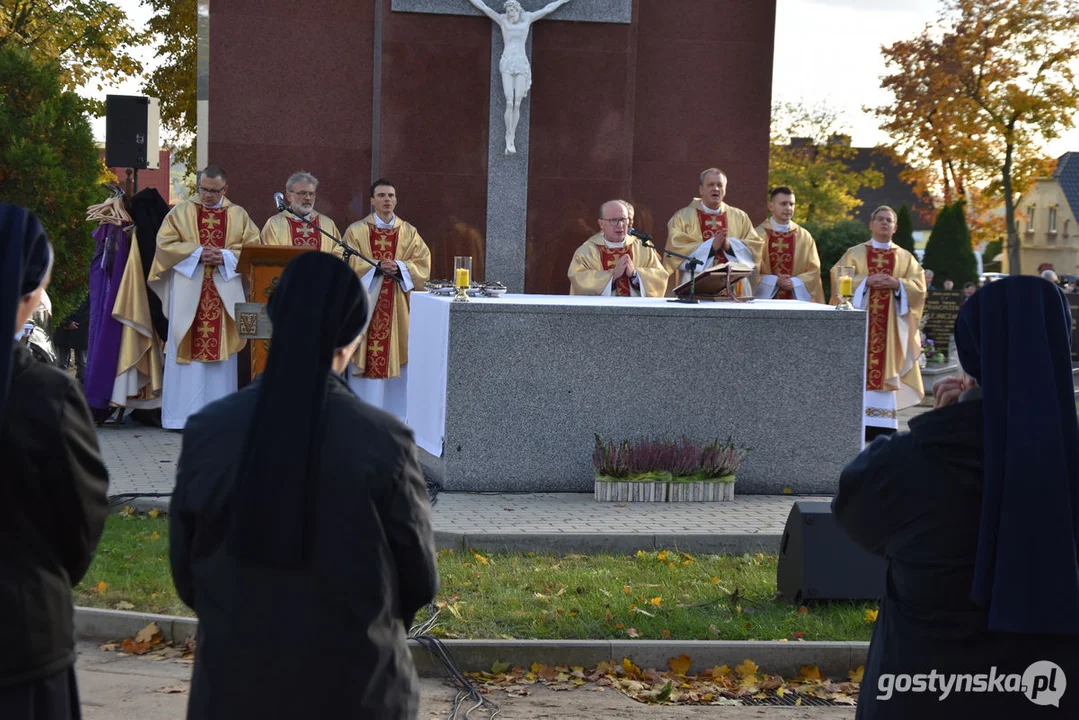 Wszystkich Świętych 2023 w Gostyniu. Znicze i kwiaty na nagrobkach - jak wyglądają cmentarze