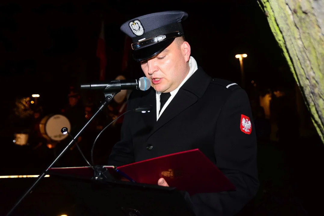 Obchody Święta Niepodległości w Jarocinie. Capstrzyk w parku mjr. Zbigniewa hr. Ostroroga-Gorzeńskiego