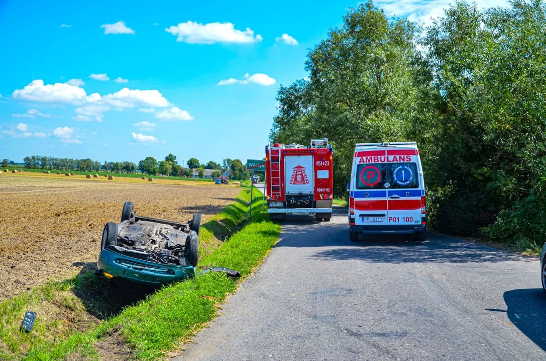 Auto dachowało i wpadło do rowu w Wilczyńcu. Kierowca był pod wpływem